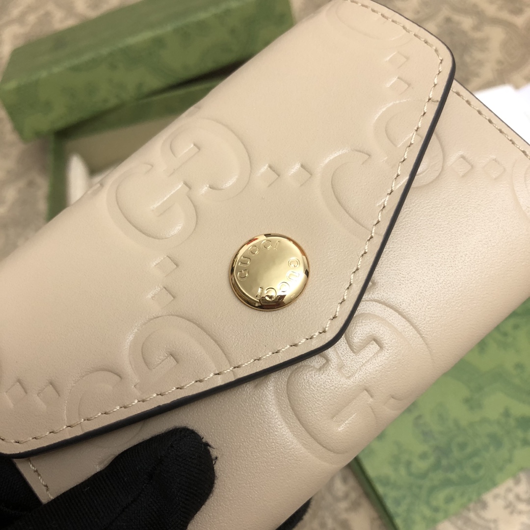 品牌创始人Guccio Gucci先生的姓名首字母缩写为皮革配饰增色添彩，将现代感十足的小皮具与Gucc