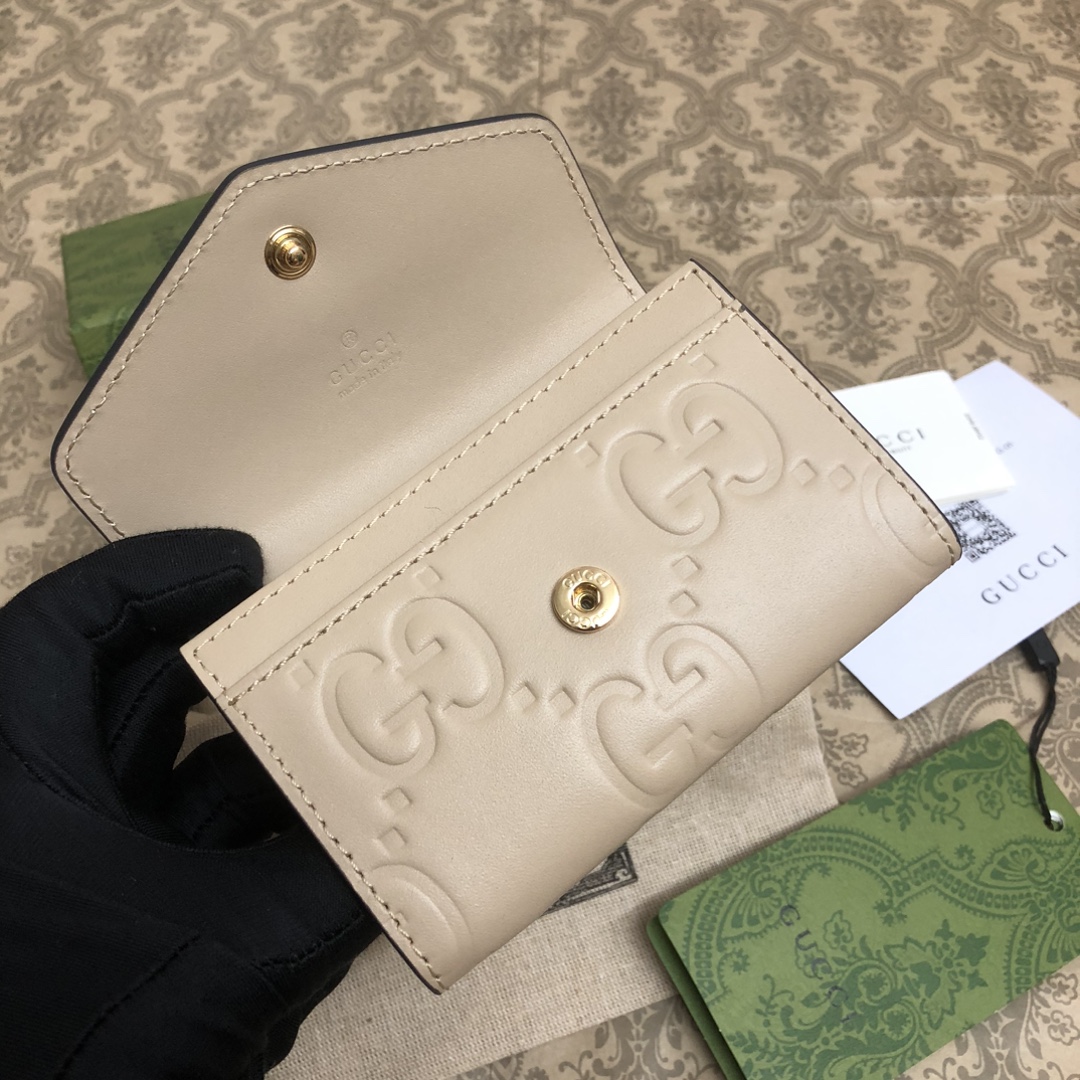 品牌创始人Guccio Gucci先生的姓名首字母缩写为皮革配饰增色添彩，将现代感十足的小皮具与Gucc