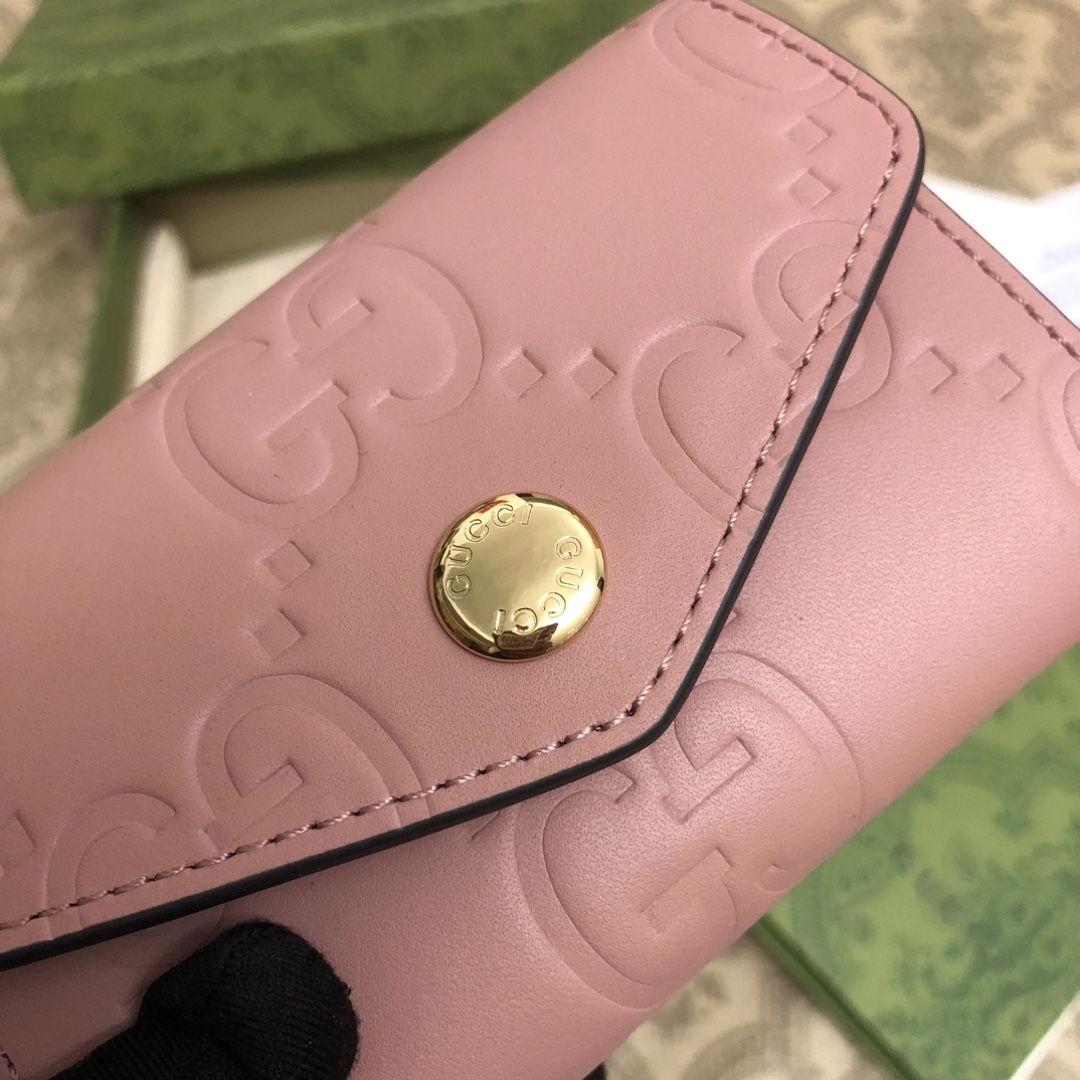 品牌创始人Guccio Gucci先生的姓名首字母缩写为皮革配饰增色添彩，将现代感十足的小皮具与Gucc