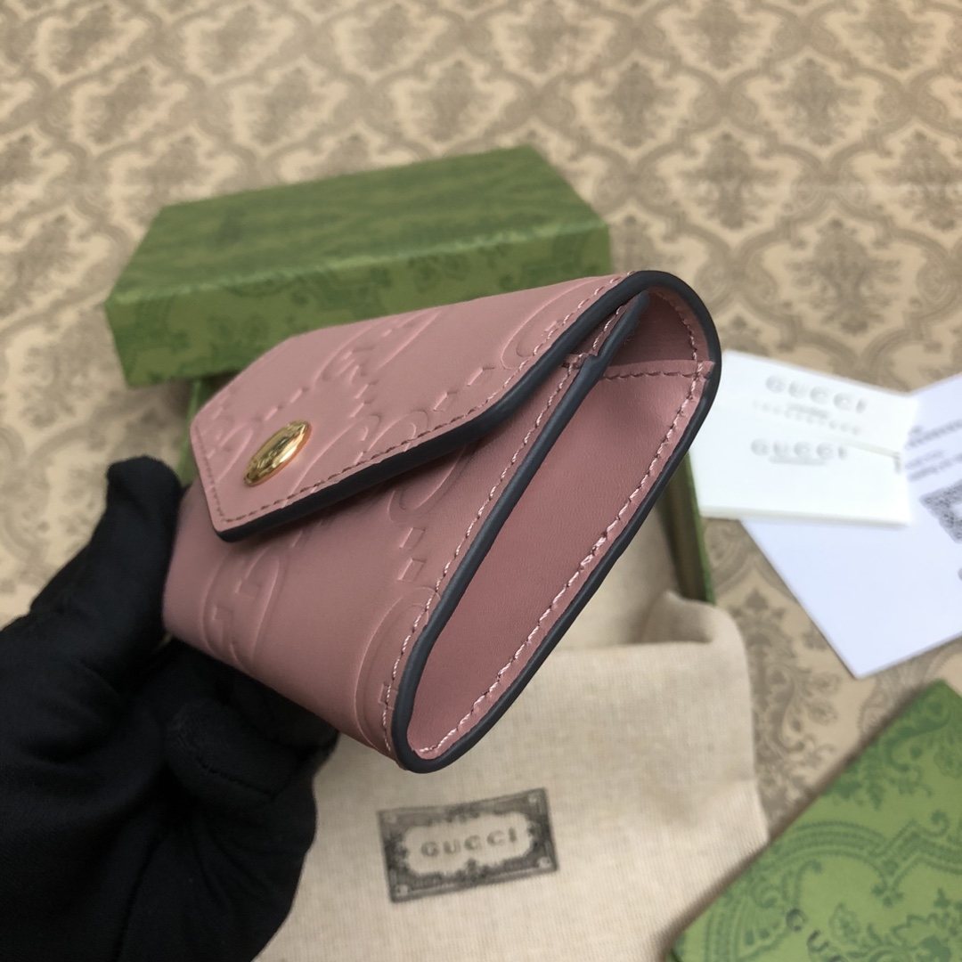 品牌创始人Guccio Gucci先生的姓名首字母缩写为皮革配饰增色添彩，将现代感十足的小皮具与Gucc