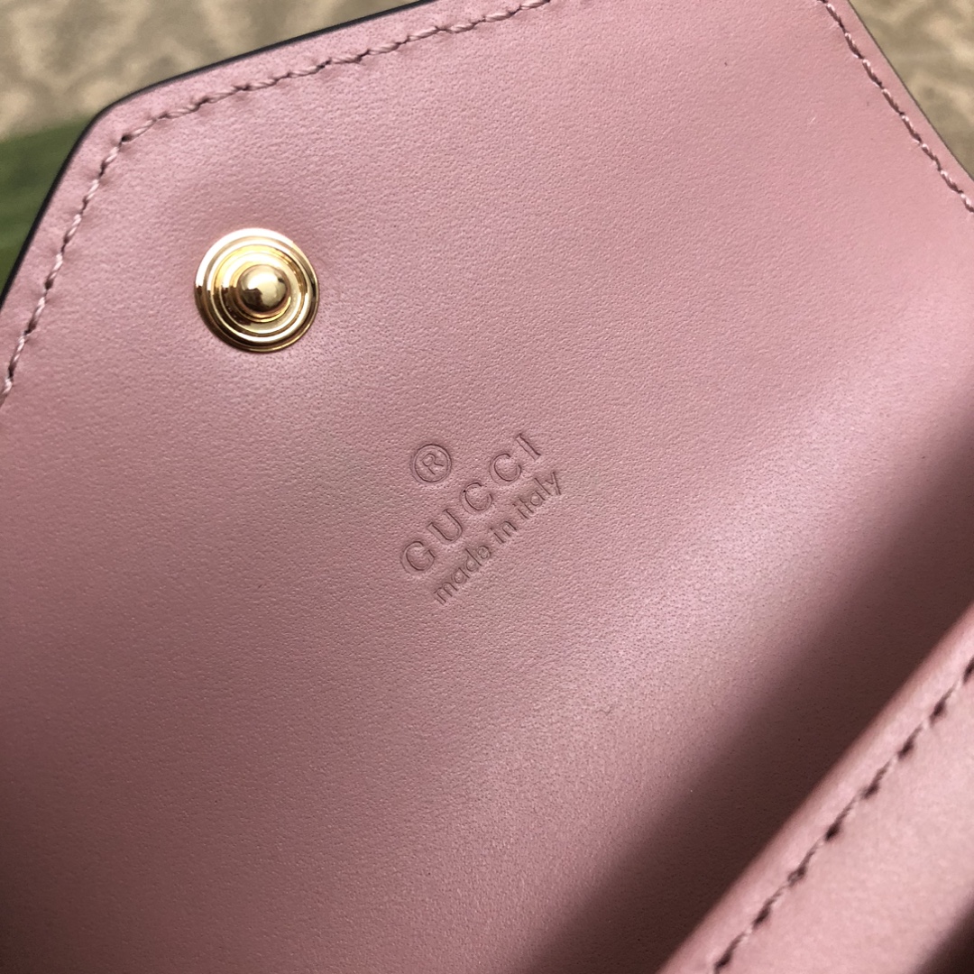 品牌创始人Guccio Gucci先生的姓名首字母缩写为皮革配饰增色添彩，将现代感十足的小皮具与Gucc