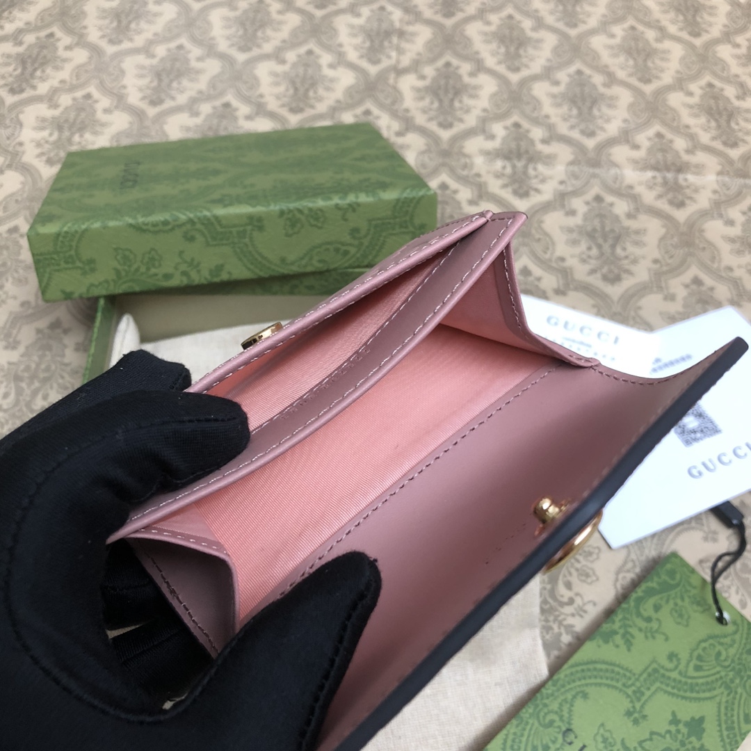 品牌创始人Guccio Gucci先生的姓名首字母缩写为皮革配饰增色添彩，将现代感十足的小皮具与Gucc