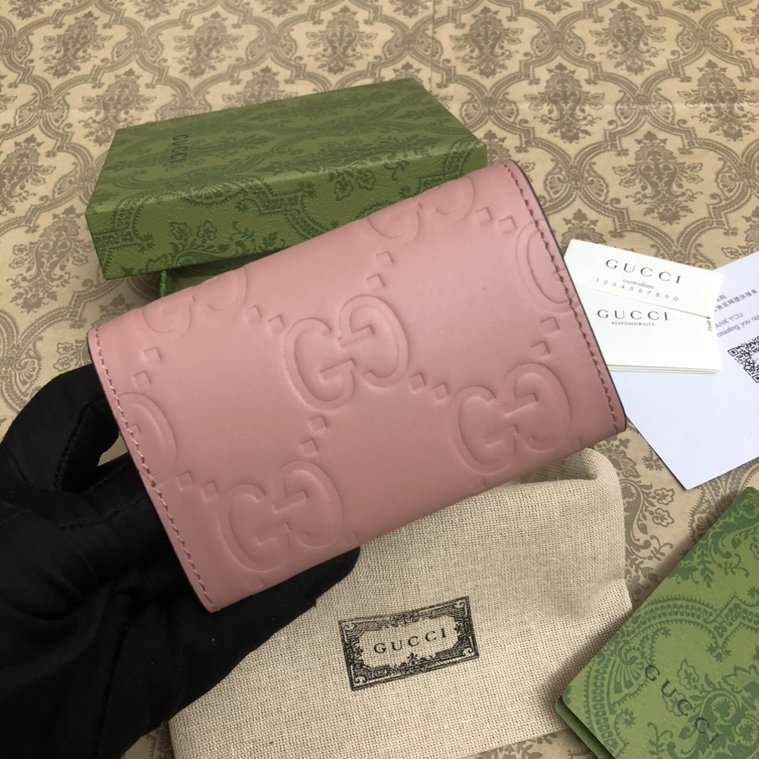 品牌创始人Guccio Gucci先生的姓名首字母缩写为皮革配饰增色添彩，将现代感十足的小皮具与Gucc