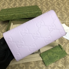 品牌创始人Guccio Gucci先生的姓名首字母缩写为皮革配饰增色添彩,将现代感十足的小皮具与Gucc 品牌创始人Guccio Gucci先生的姓名首字母缩写为皮革配饰增色添彩,将现代感十足的小皮具与Gucc