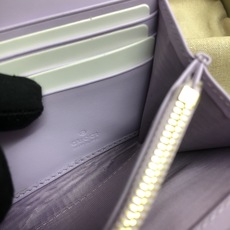 品牌创始人Guccio Gucci先生的姓名首字母缩写为皮革配饰增色添彩,将现代感十足的小皮具与Gucc 品牌创始人Guccio Gucci先生的姓名首字母缩写为皮革配饰增色添彩,将现代感十足的小皮具与Gucc