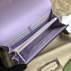 品牌创始人Guccio Gucci先生的姓名首字母缩写为皮革配饰增色添彩,将现代感十足的小皮具与Gucc 品牌创始人Guccio Gucci先生的姓名首字母缩写为皮革配饰增色添彩,将现代感十足的小皮具与Gucc