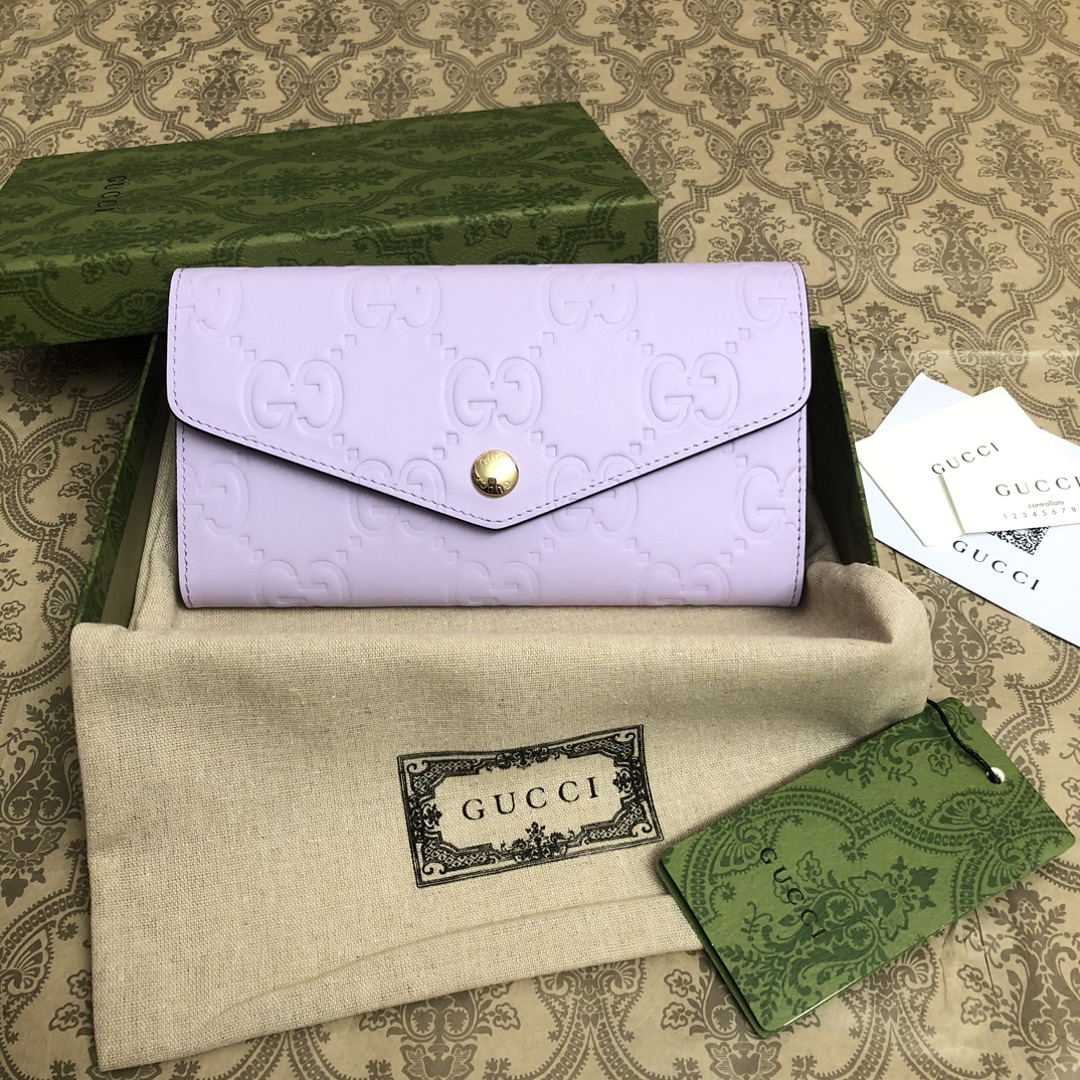 品牌创始人Guccio Gucci先生的姓名首字母缩写为皮革配饰增色添彩，将现代感十足的小皮具与Gucc