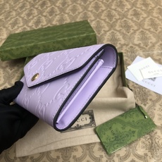 品牌创始人Guccio Gucci先生的姓名首字母缩写为皮革配饰增色添彩,将现代感十足的小皮具与Gucc 品牌创始人Guccio Gucci先生的姓名首字母缩写为皮革配饰增色添彩,将现代感十足的小皮具与Gucc