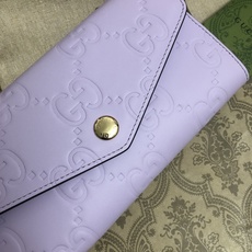 品牌创始人Guccio Gucci先生的姓名首字母缩写为皮革配饰增色添彩,将现代感十足的小皮具与Gucc 品牌创始人Guccio Gucci先生的姓名首字母缩写为皮革配饰增色添彩,将现代感十足的小皮具与Gucc