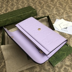 品牌创始人Guccio Gucci先生的姓名首字母缩写为皮革配饰增色添彩,将现代感十足的小皮具与Gucc 品牌创始人Guccio Gucci先生的姓名首字母缩写为皮革配饰增色添彩,将现代感十足的小皮具与Gucc
