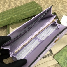 品牌创始人Guccio Gucci先生的姓名首字母缩写为皮革配饰增色添彩,将现代感十足的小皮具与Gucc 品牌创始人Guccio Gucci先生的姓名首字母缩写为皮革配饰增色添彩,将现代感十足的小皮具与Gucc