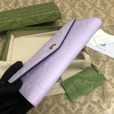 品牌创始人Guccio Gucci先生的姓名首字母缩写为皮革配饰增色添彩,将现代感十足的小皮具与Gucc 品牌创始人Guccio Gucci先生的姓名首字母缩写为皮革配饰增色添彩,将现代感十足的小皮具与Gucc