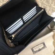 品牌创始人Guccio Gucci先生的姓名首字母缩写为皮革配饰增色添彩,将现代感十足的小皮具与Gucc 品牌创始人Guccio Gucci先生的姓名首字母缩写为皮革配饰增色添彩,将现代感十足的小皮具与Gucc