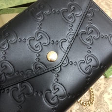 品牌创始人Guccio Gucci先生的姓名首字母缩写为皮革配饰增色添彩,将现代感十足的小皮具与Gucc 品牌创始人Guccio Gucci先生的姓名首字母缩写为皮革配饰增色添彩,将现代感十足的小皮具与Gucc