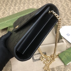 品牌创始人Guccio Gucci先生的姓名首字母缩写为皮革配饰增色添彩,将现代感十足的小皮具与Gucc 品牌创始人Guccio Gucci先生的姓名首字母缩写为皮革配饰增色添彩,将现代感十足的小皮具与Gucc