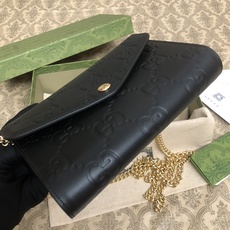 品牌创始人Guccio Gucci先生的姓名首字母缩写为皮革配饰增色添彩,将现代感十足的小皮具与Gucc 品牌创始人Guccio Gucci先生的姓名首字母缩写为皮革配饰增色添彩,将现代感十足的小皮具与Gucc