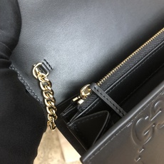 品牌创始人Guccio Gucci先生的姓名首字母缩写为皮革配饰增色添彩,将现代感十足的小皮具与Gucc 品牌创始人Guccio Gucci先生的姓名首字母缩写为皮革配饰增色添彩,将现代感十足的小皮具与Gucc