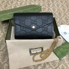 品牌创始人Guccio Gucci先生的姓名首字母缩写为皮革配饰增色添彩,将现代感十足的小皮具与Gucc 品牌创始人Guccio Gucci先生的姓名首字母缩写为皮革配饰增色添彩,将现代感十足的小皮具与Gucc