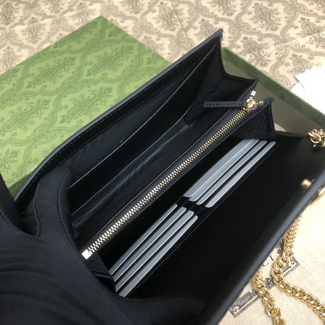 品牌创始人Guccio Gucci先生的姓名首字母缩写为皮革配饰增色添彩,将现代感十足的小皮具与Gucc 品牌创始人Guccio Gucci先生的姓名首字母缩写为皮革配饰增色添彩,将现代感十足的小皮具与Gucc
