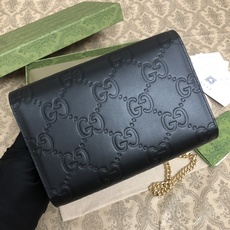 品牌创始人Guccio Gucci先生的姓名首字母缩写为皮革配饰增色添彩,将现代感十足的小皮具与Gucc 品牌创始人Guccio Gucci先生的姓名首字母缩写为皮革配饰增色添彩,将现代感十足的小皮具与Gucc