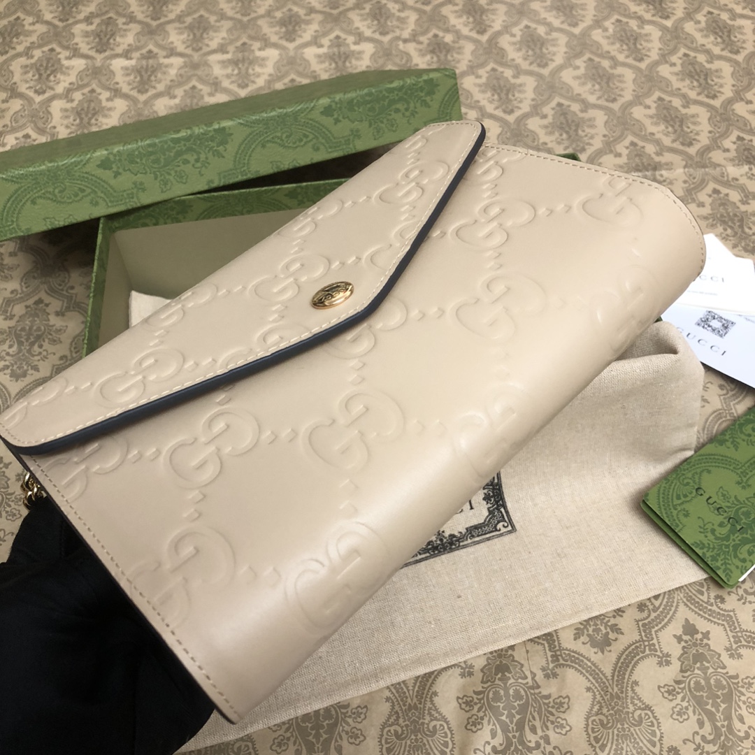 品牌创始人Guccio Gucci先生的姓名首字母缩写为皮革配饰增色添彩，将现代感十足的小皮具与Gucc