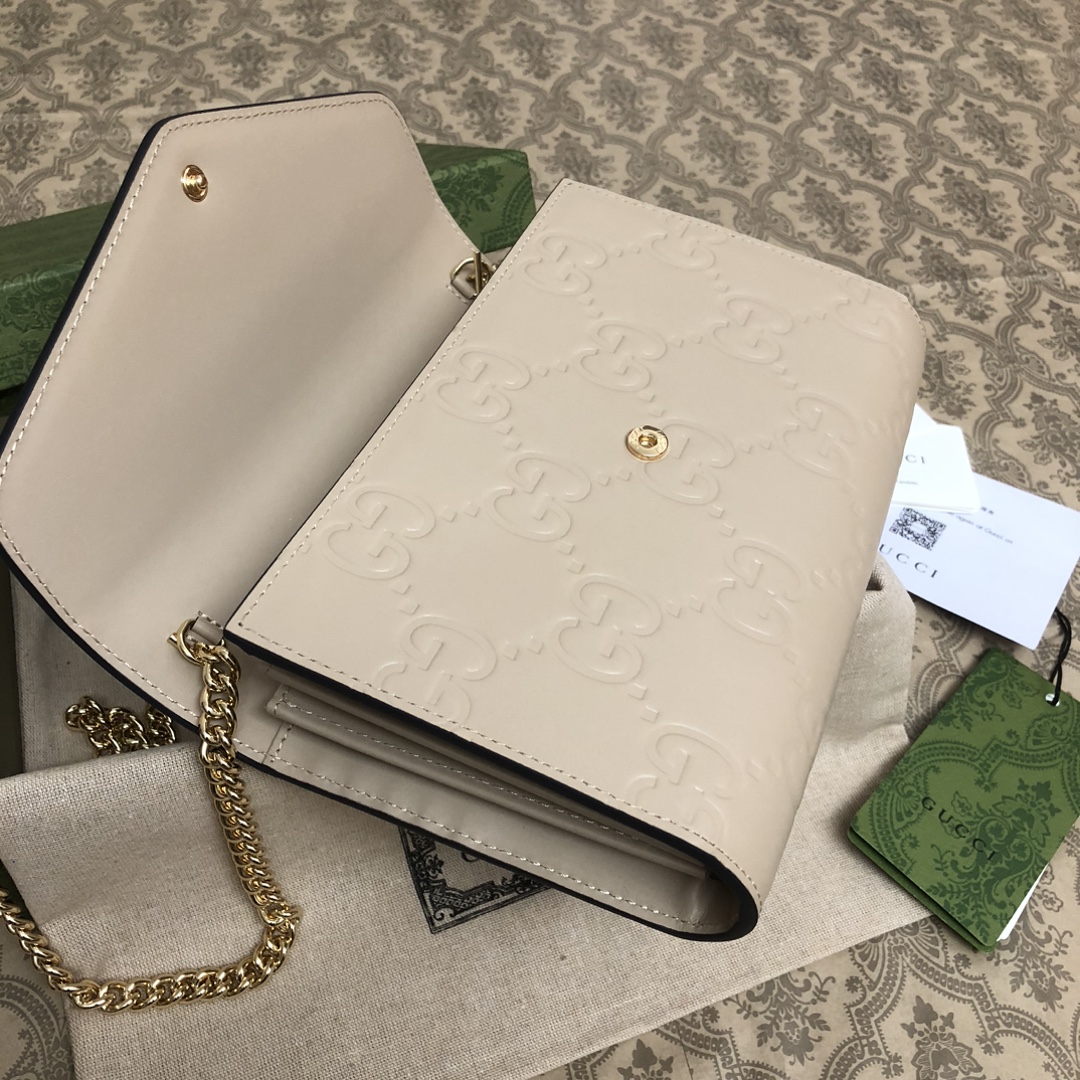 品牌创始人Guccio Gucci先生的姓名首字母缩写为皮革配饰增色添彩，将现代感十足的小皮具与Gucc