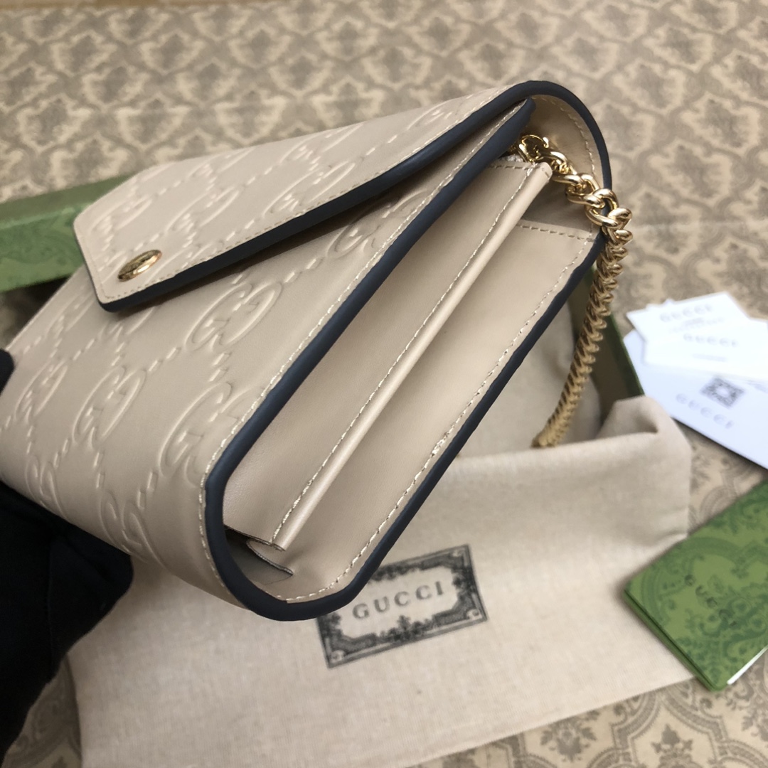 品牌创始人Guccio Gucci先生的姓名首字母缩写为皮革配饰增色添彩，将现代感十足的小皮具与Gucc