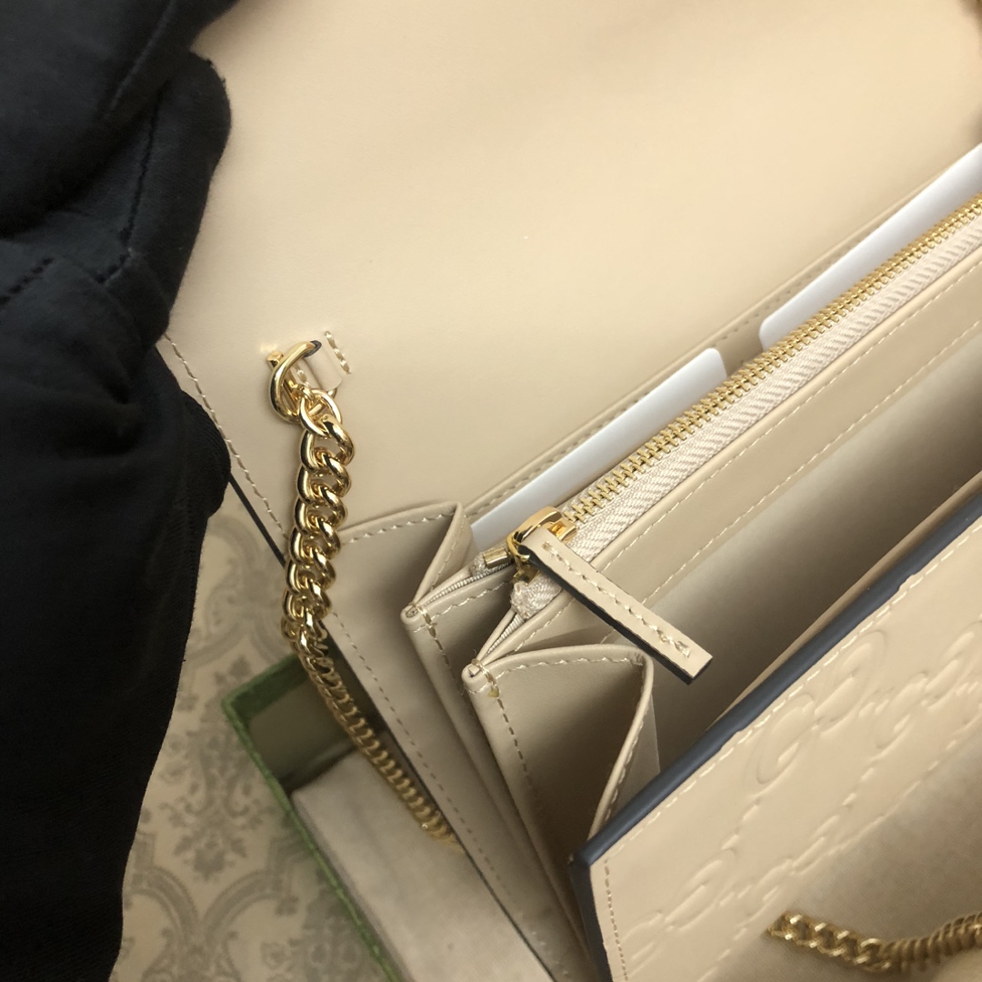 品牌创始人Guccio Gucci先生的姓名首字母缩写为皮革配饰增色添彩，将现代感十足的小皮具与Gucc