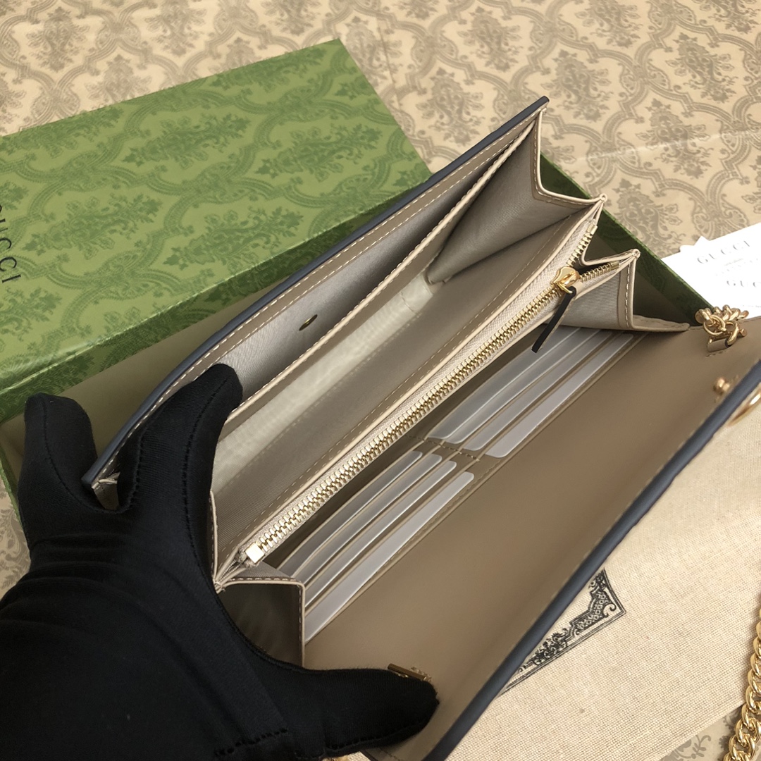品牌创始人Guccio Gucci先生的姓名首字母缩写为皮革配饰增色添彩，将现代感十足的小皮具与Gucc