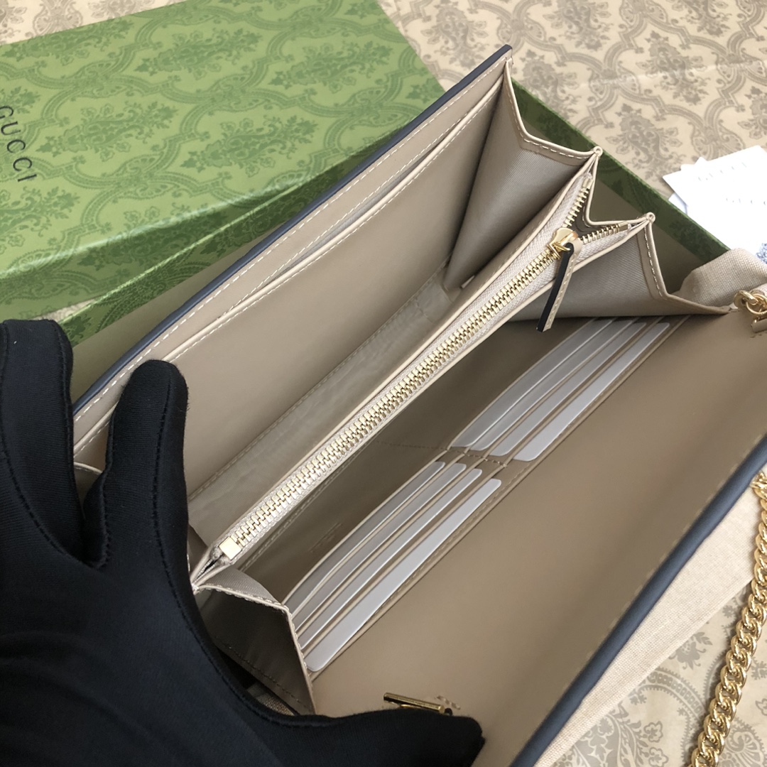 品牌创始人Guccio Gucci先生的姓名首字母缩写为皮革配饰增色添彩，将现代感十足的小皮具与Gucc