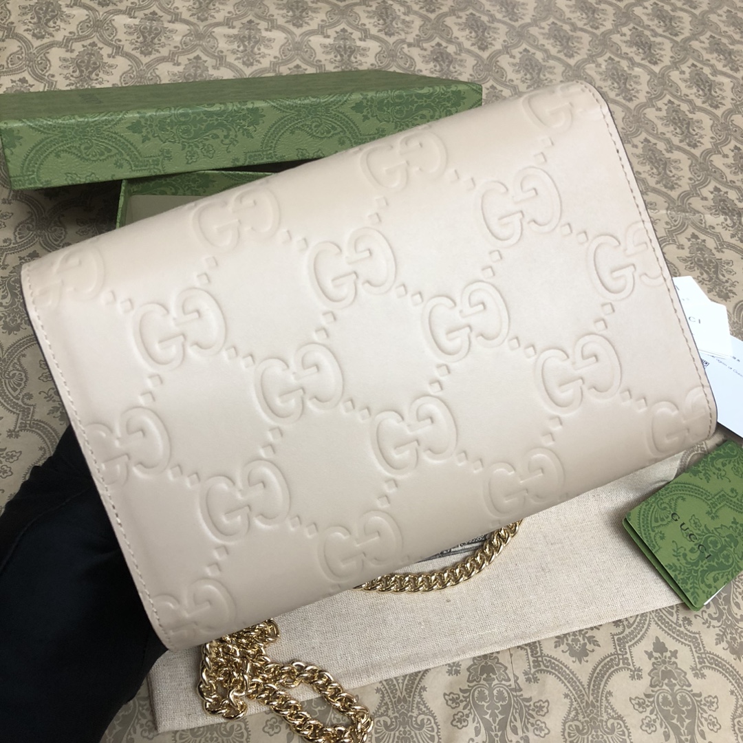 品牌创始人Guccio Gucci先生的姓名首字母缩写为皮革配饰增色添彩，将现代感十足的小皮具与Gucc
