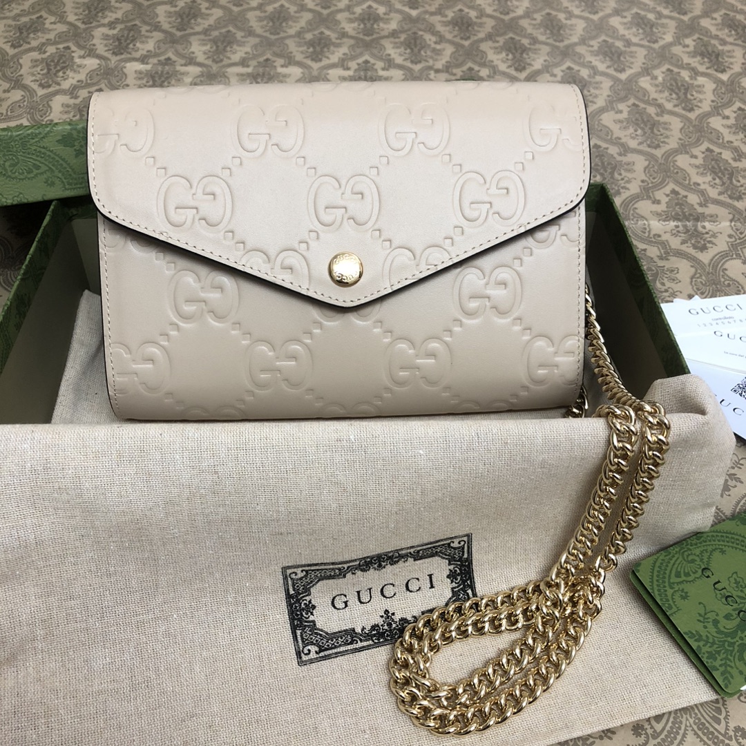 品牌创始人Guccio Gucci先生的姓名首字母缩写为皮革配饰增色添彩，将现代感十足的小皮具与Gucc