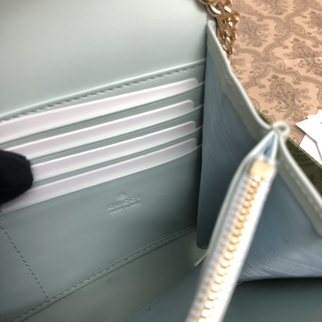 品牌创始人Guccio Gucci先生的姓名首字母缩写为皮革配饰增色添彩，将现代感十足的小皮具与Gucc