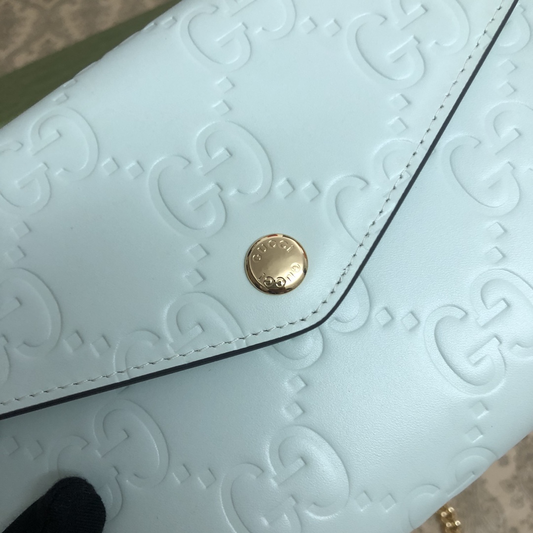 品牌创始人Guccio Gucci先生的姓名首字母缩写为皮革配饰增色添彩，将现代感十足的小皮具与Gucc