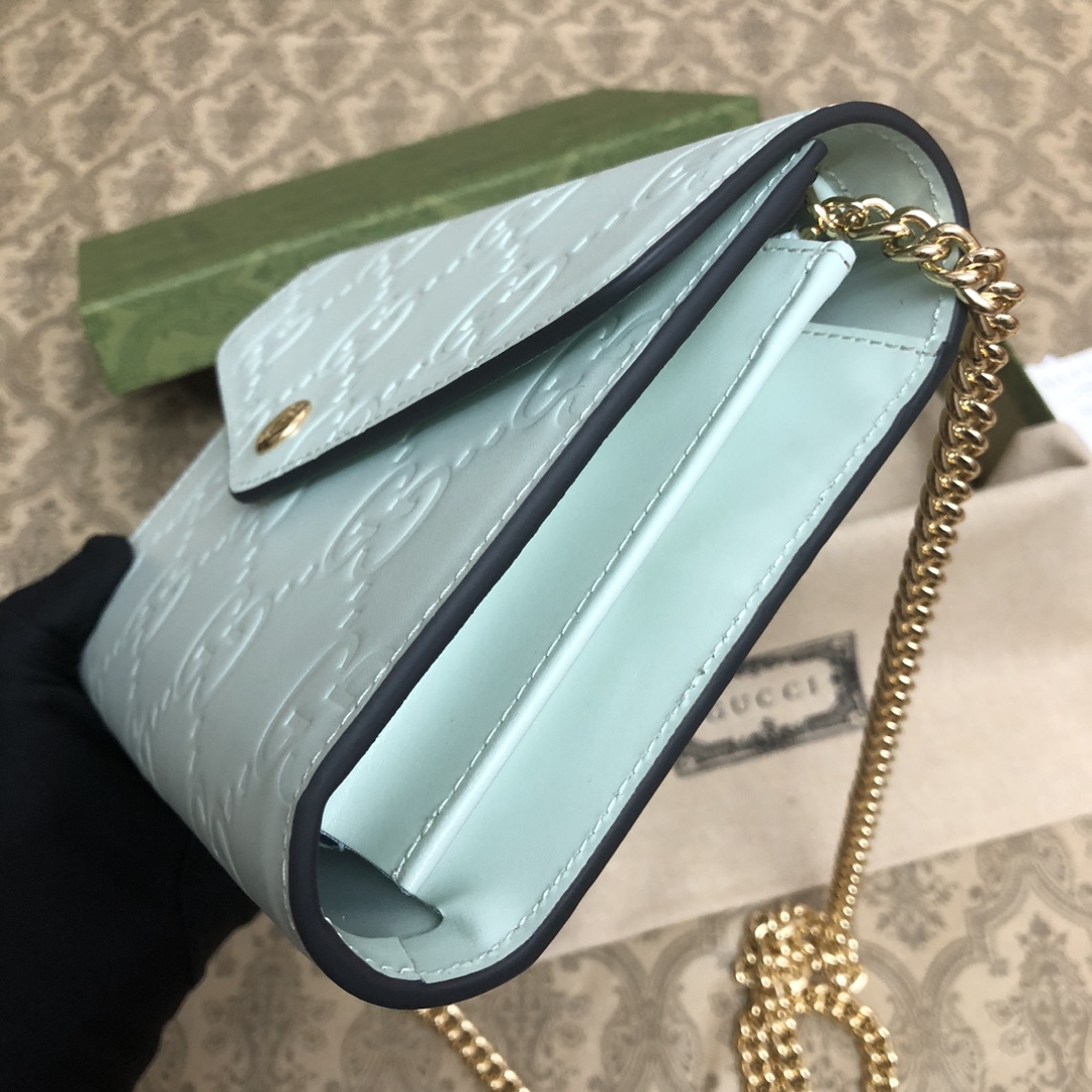 品牌创始人Guccio Gucci先生的姓名首字母缩写为皮革配饰增色添彩，将现代感十足的小皮具与Gucc