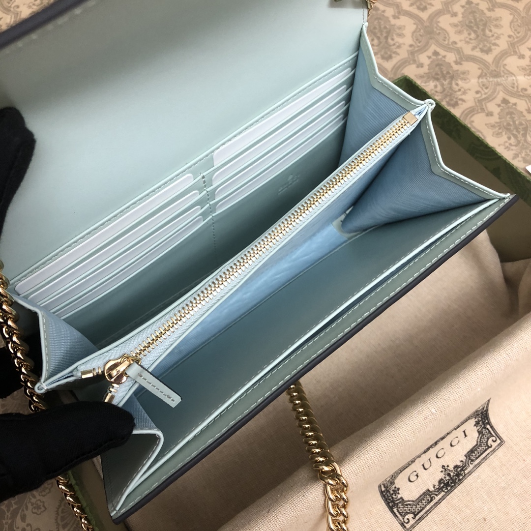 品牌创始人Guccio Gucci先生的姓名首字母缩写为皮革配饰增色添彩，将现代感十足的小皮具与Gucc