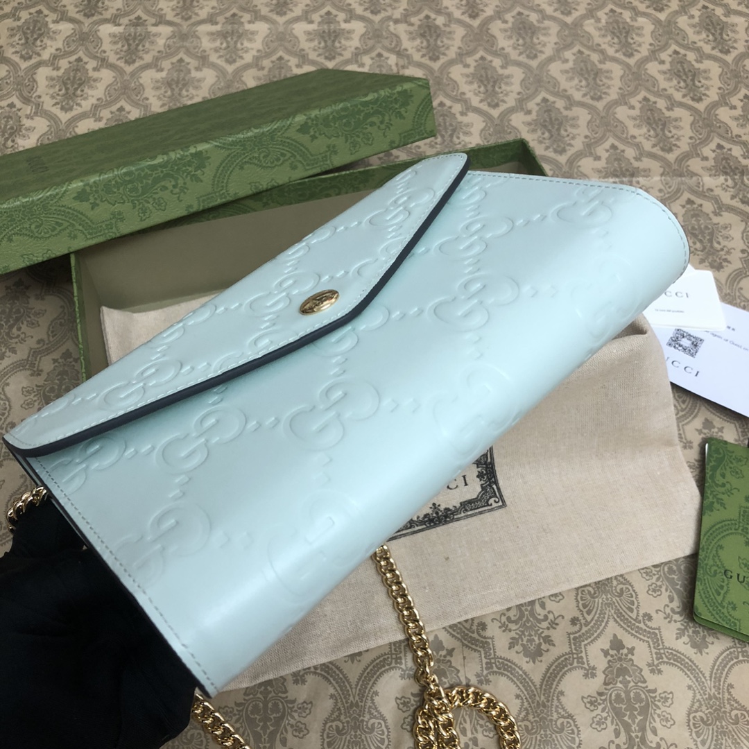 品牌创始人Guccio Gucci先生的姓名首字母缩写为皮革配饰增色添彩，将现代感十足的小皮具与Gucc