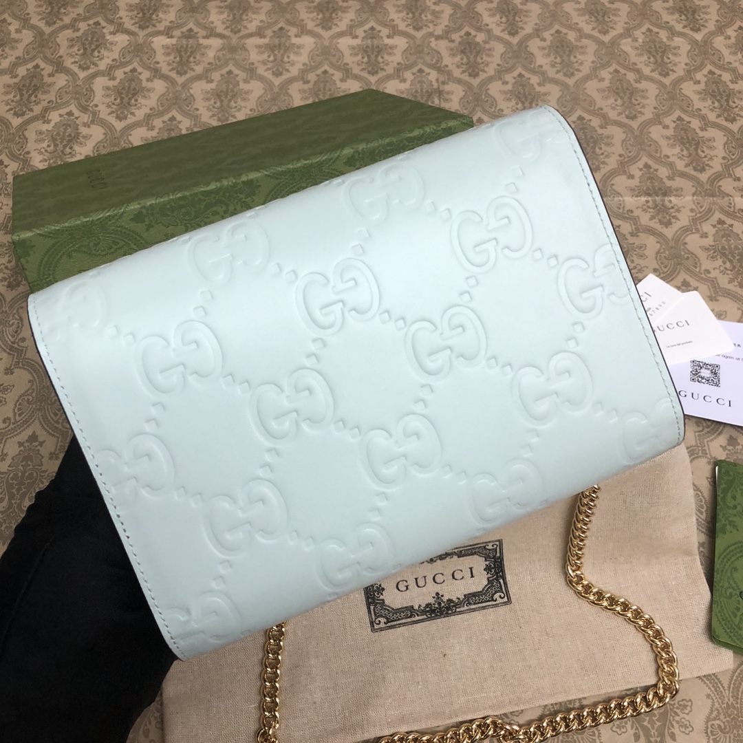 品牌创始人Guccio Gucci先生的姓名首字母缩写为皮革配饰增色添彩，将现代感十足的小皮具与Gucc