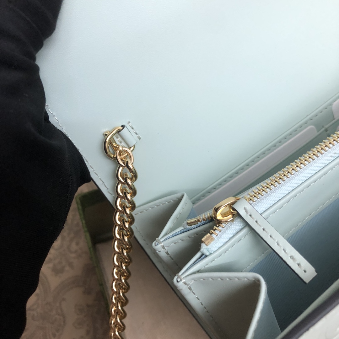 品牌创始人Guccio Gucci先生的姓名首字母缩写为皮革配饰增色添彩，将现代感十足的小皮具与Gucc