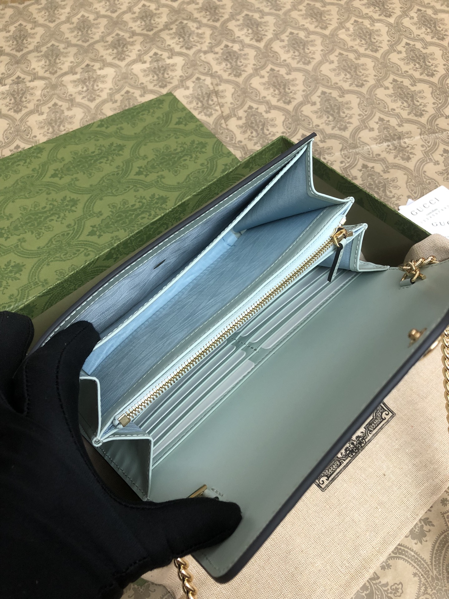 品牌创始人Guccio Gucci先生的姓名首字母缩写为皮革配饰增色添彩，将现代感十足的小皮具与Gucc