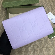 品牌创始人Guccio Gucci先生的姓名首字母缩写为皮革配饰增色添彩,将现代感十足的小皮具与Gucc 品牌创始人Guccio Gucci先生的姓名首字母缩写为皮革配饰增色添彩,将现代感十足的小皮具与Gucc