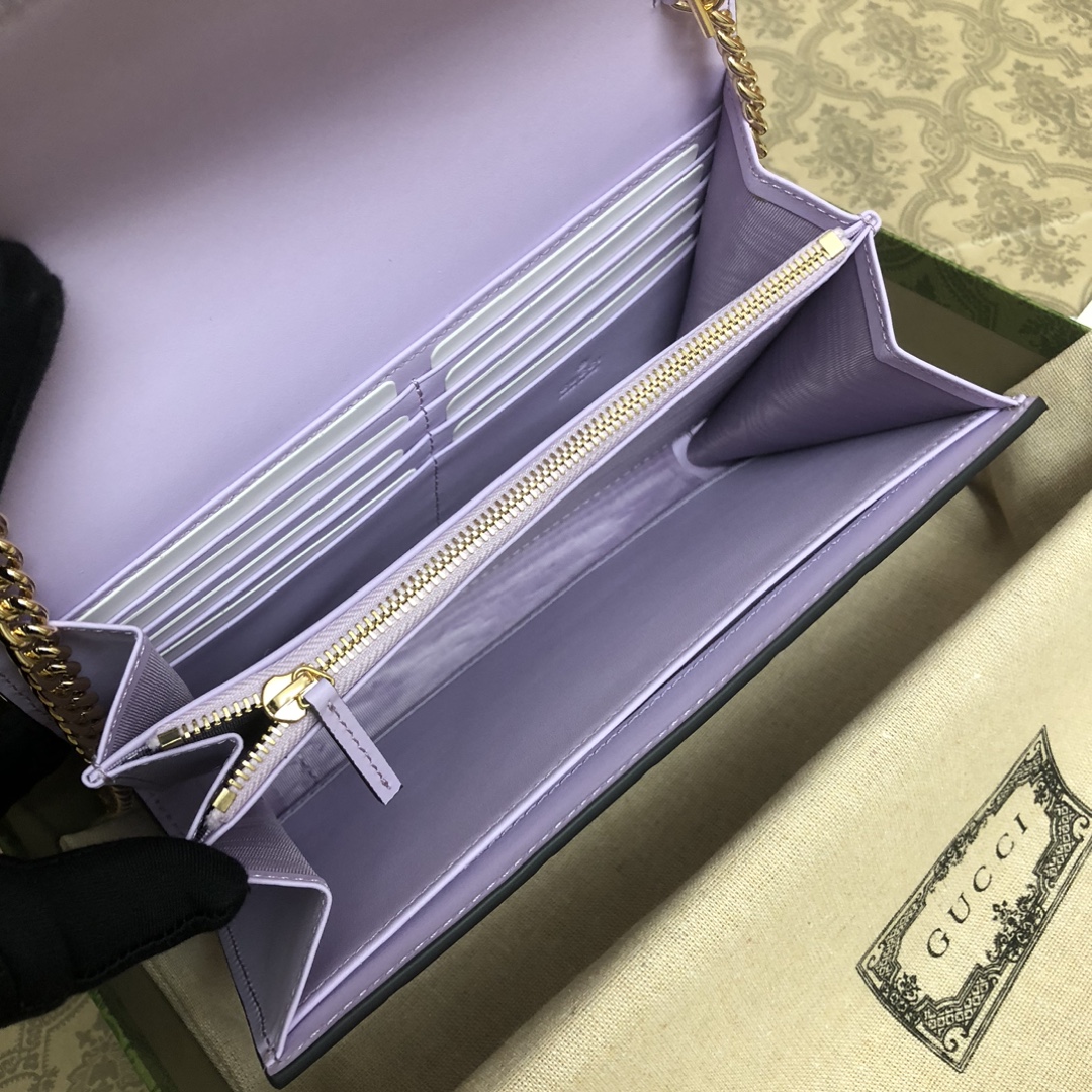 品牌创始人Guccio Gucci先生的姓名首字母缩写为皮革配饰增色添彩,将现代感十足的小皮具与Gucc 品牌创始人Guccio Gucci先生的姓名首字母缩写为皮革配饰增色添彩,将现代感十足的小皮具与Gucc