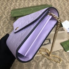 品牌创始人Guccio Gucci先生的姓名首字母缩写为皮革配饰增色添彩,将现代感十足的小皮具与Gucc 品牌创始人Guccio Gucci先生的姓名首字母缩写为皮革配饰增色添彩,将现代感十足的小皮具与Gucc