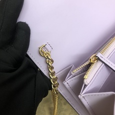 品牌创始人Guccio Gucci先生的姓名首字母缩写为皮革配饰增色添彩,将现代感十足的小皮具与Gucc 品牌创始人Guccio Gucci先生的姓名首字母缩写为皮革配饰增色添彩,将现代感十足的小皮具与Gucc