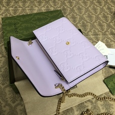 品牌创始人Guccio Gucci先生的姓名首字母缩写为皮革配饰增色添彩,将现代感十足的小皮具与Gucc 品牌创始人Guccio Gucci先生的姓名首字母缩写为皮革配饰增色添彩,将现代感十足的小皮具与Gucc
