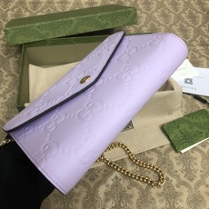 品牌创始人Guccio Gucci先生的姓名首字母缩写为皮革配饰增色添彩,将现代感十足的小皮具与Gucc 品牌创始人Guccio Gucci先生的姓名首字母缩写为皮革配饰增色添彩,将现代感十足的小皮具与Gucc