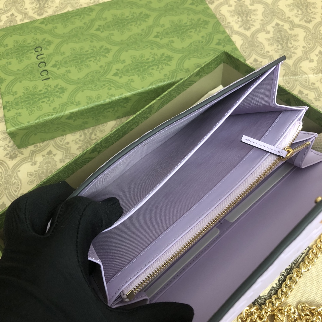 品牌创始人Guccio Gucci先生的姓名首字母缩写为皮革配饰增色添彩,将现代感十足的小皮具与Gucc 品牌创始人Guccio Gucci先生的姓名首字母缩写为皮革配饰增色添彩,将现代感十足的小皮具与Gucc
