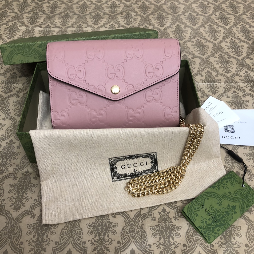 品牌创始人Guccio Gucci先生的姓名首字母缩写为皮革配饰增色添彩，将现代感十足的小皮具与Gucc