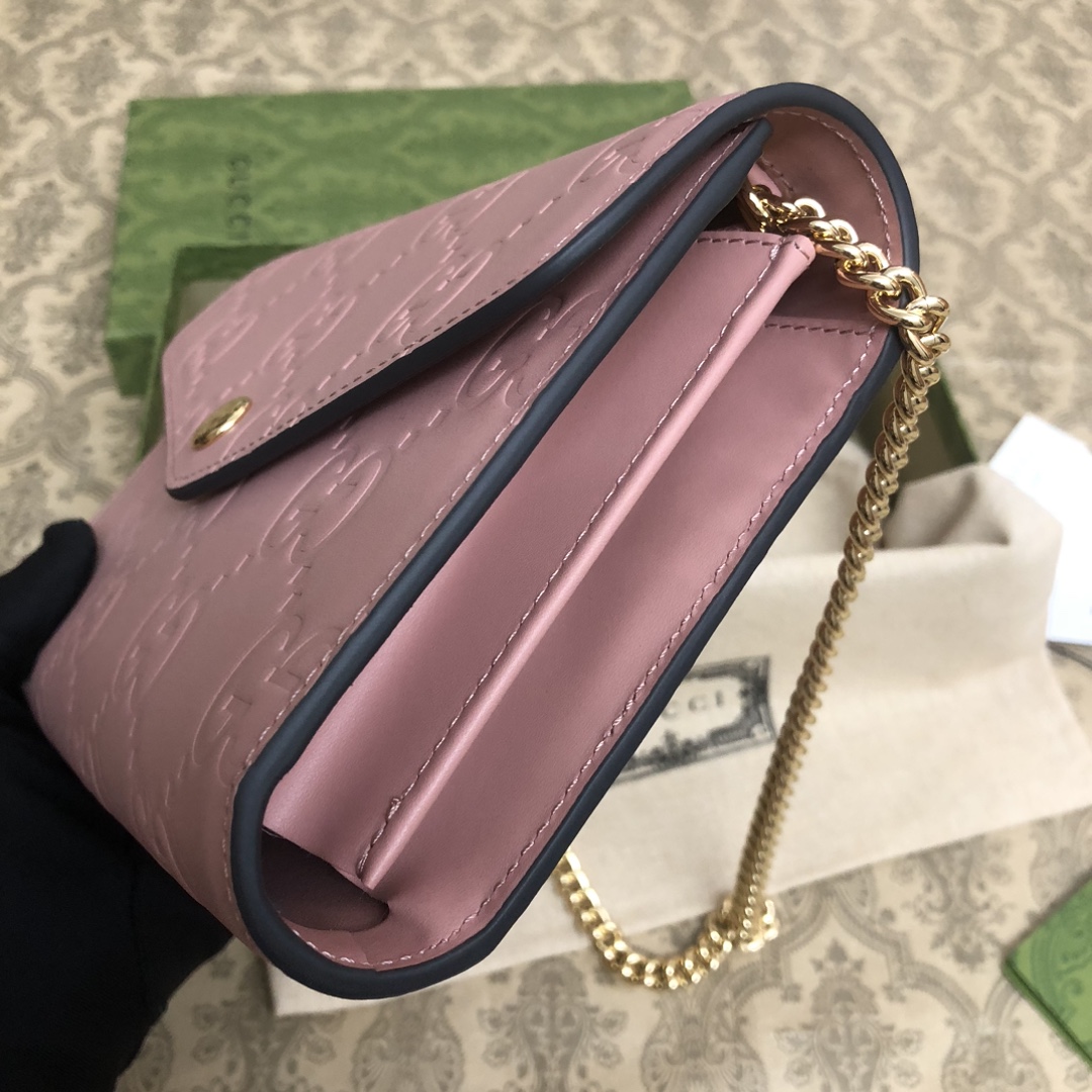 品牌创始人Guccio Gucci先生的姓名首字母缩写为皮革配饰增色添彩，将现代感十足的小皮具与Gucc