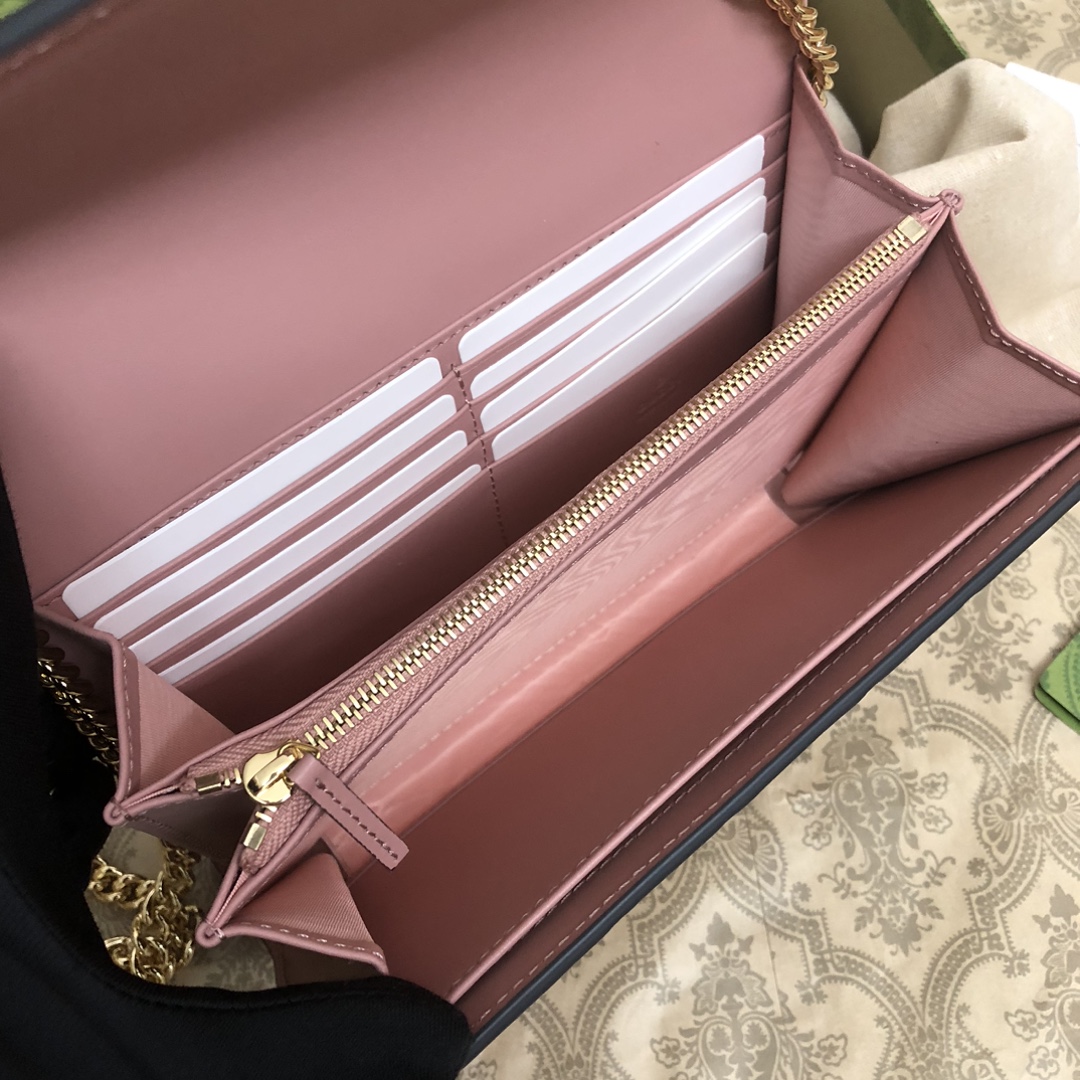 品牌创始人Guccio Gucci先生的姓名首字母缩写为皮革配饰增色添彩，将现代感十足的小皮具与Gucc
